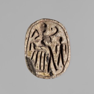 Scarab with a silhouette of a ruler on a throne. The scarab has on its base a representation of a