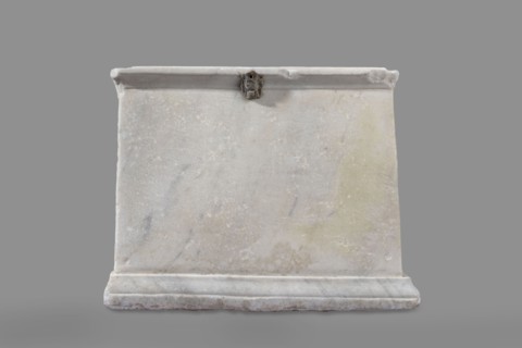 Urn with a depiction of swans, unknown Roman workshop. Main plate: the urn's box is trapezoidal in