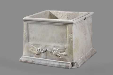 Urn with a depiction of swans. Main plate: the urn's box is trapezoidal, tapering toward the top,