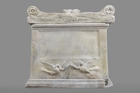 Urn with a depiction of swans, unknown Roman workshop. Sepulchral funerary architecture. Main