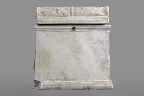 Urn with a depiction of swans, unknown Roman workshop. Main plate: the urn's box is trapezoidal,