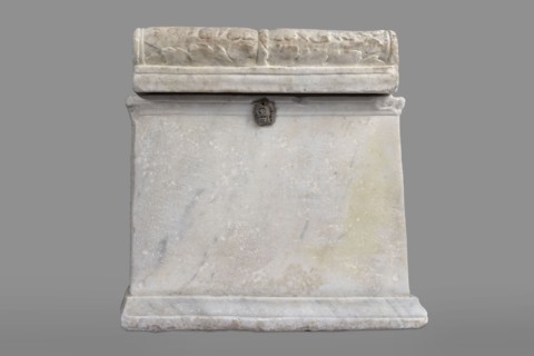Urn with a depiction of swans, unknown Roman workshop. Sepulchral funerary architecture. Main