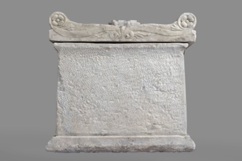 Urn with a depiction of swans, unknown Roman workshop. Sepulchral funerary architecture. Main