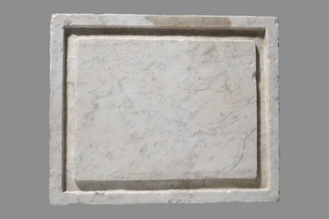 Urn with a depiction of swans, unknown Roman workshop. Main plate: the urn's box is trapezoidal,