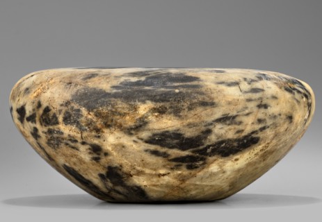 Stone vessel, stone, in the shape of a bird's nest with flat broad shoulders and a small unbordered