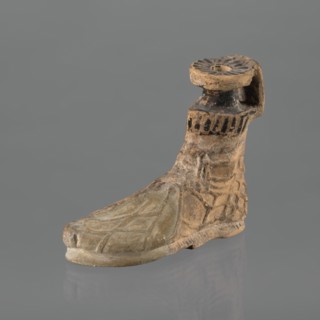 Foot-shaped aryballos, aryballos, antique vessel; Yellow-orange clay with mica; matte black engobe