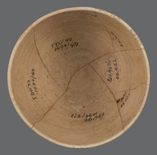Bowl, unknown Northern Mesopotamian workshop, bowl with a small round flat bottom. The bowl walls