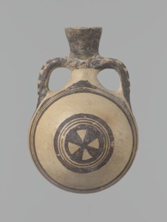 Canteen, Cyprus. Cypriot ceramics, White Painted I . Canteen decorated with concentric circles.