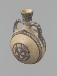 Canteen, Cyprus. Cypriot ceramics, White Painted I . Vessel decorated with concentric circles.