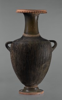 Black-finned hydria with fluting, unknown Apulian workshop. Hydria with fluting belly. Red clay.