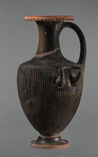 Black-finned hydria with fluting, unknown Apulian workshop. Hydria with fluting belly. Red clay.