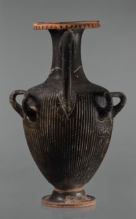 Black-finned hydria with fluting, unknown Apulian workshop. Hydria with fluting belly. Red clay.