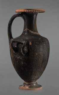 Black-finned hydria with fluting, unknown Apulian workshop. Hydria with fluting belly. Red clay.