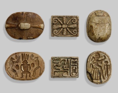 Amulet plaque with a rosette and the name Menkheperre. On one side: a sphinx on a gold sign, above