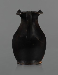 Red-figure oinochoe, Oinochoe with a flat foot separated by a ring, an oval belly, and sloping