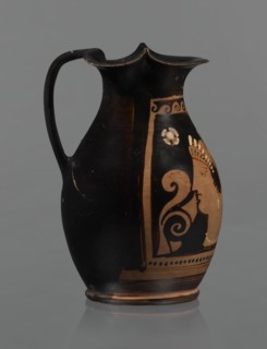 Red-figure oinochoe, Oinochoe with a flat foot separated by a ring, an oval belly, and sloping