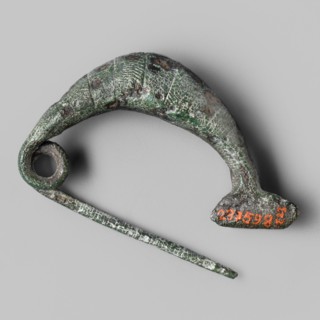Leech fibula with a short stem, Bronze fibula with an arched thickening and a full bow. Short clasp