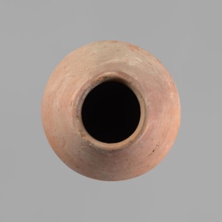 Vessel with an ovoid belly, a wide short neck and a rounded bottom. Straight, upturned rim.