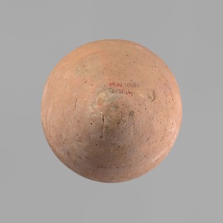 Vessel with an ovoid belly, a wide short neck and a rounded bottom. Straight, upturned rim.