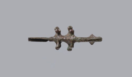 Fibula a Drago, One-piece bronze fibula with an arched ring of circular cross-section bearing four