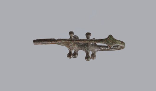Fibula a Drago, One-piece bronze fibula with an arched ring of circular cross-section bearing 4