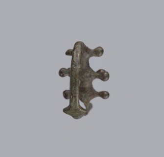 Fibula a Drago, One-piece bronze fibula with an arched ring of circular cross-section bearing four