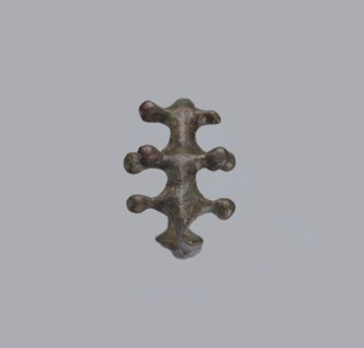 Fibula a Drago, One-piece bronze fibula with an arched ring of circular cross-section bearing four