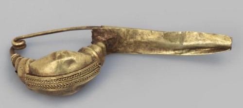 Leech fibula with an elongated stem. The swollen, profiled ring at the ends is decorated with a