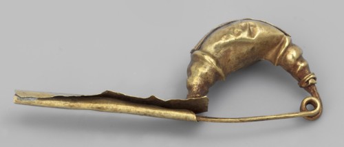 Leech fibula with an elongated stem. The swollen, profiled ring at the ends is decorated with a