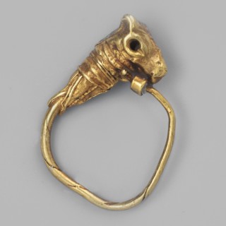 Earring decorated with a bull's head; bucranium ornament; pendants; goldsmithery; 3rd century BC;