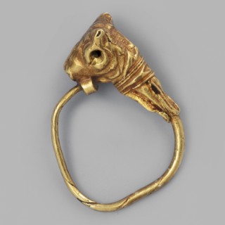 Earring decorated with a bull's head; bucranium ornament; pendant goldsmithery; 3rd century BC,