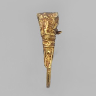 Earring decorated with a bull's head; classified Gallic scenography, bucranium ornament; pendants;