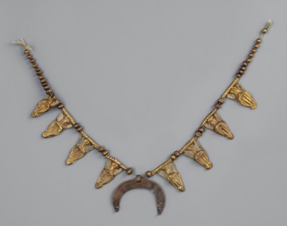 Necklace with eight amphorae and a crescent, The necklace consists of eight gold amphorae; the