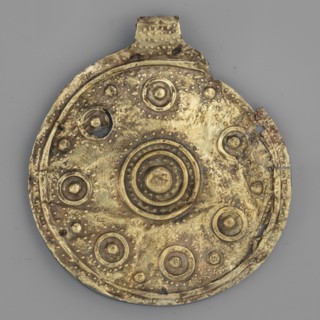 Bulla – medallion, round bulla decorated with concentrically arranged repoussé points; gold, weight