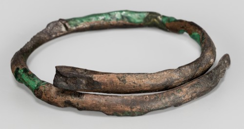 Bracelet, unknown northern Mesopotamian workshop; small round bracelet made of a single coil of