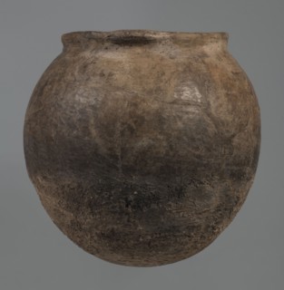 Kitchen pot, unknown northern Mesopotamian workshop. Kitchen vessels, clay vessel, crescent-shaped