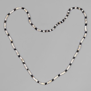 Necklace composed of 268 small beads cylindrical and discoid in white and black stringing and
