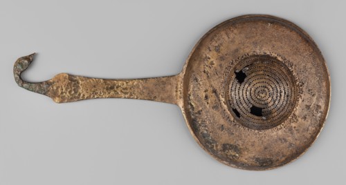 Strainer with a handle in the form of a swan's head;, swans iconography; tools. Wide, flattened