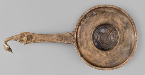 Strainer with a handle in the form of a swan's head;, swans iconography; tools. Wide, flattened