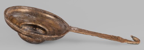 Strainer with a handle in the form of a swan's head;, swans iconography; tools. Wide, flattened