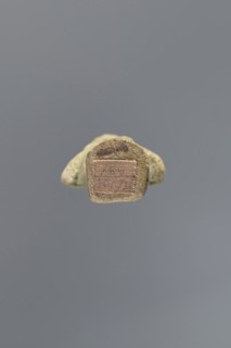 Ushabti ?-en-Khonsu, Mummy-shaped figurine shabti. Arms crossed on the chest, the right folded over