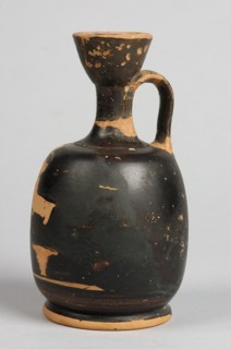 Aryballus lekythos, decoration: on the belly a winged Nike in right profile, dressed in a long