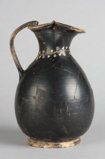 Oinochoe, Gnathia style. Decoration: on the neck an engraved horizontal ivy sprig with