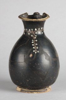 Oinochoe, Gnathia style; decoration: on the neck an engraved horizontal ivy sprig with