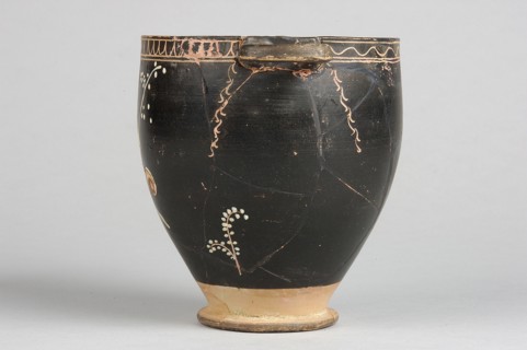 Skyphos with painted decoration. Engraved ornament at the upper edge: an egg-shaped motif and a