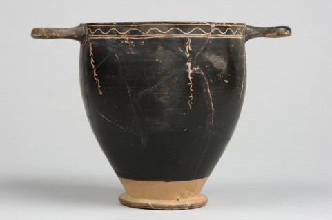 Skyphos, Skyphos with painted decoration. Engraved ornament at the upper edge of the vessel: an
