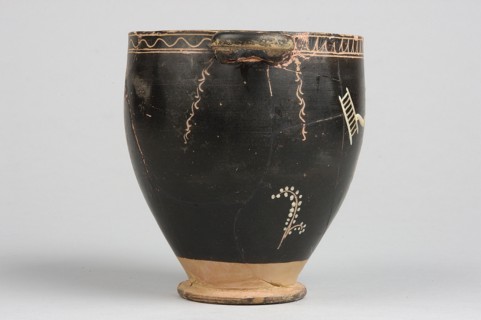 Skyphos with painted decoration. Engraved ornament at the upper edge of the vessel: an egg-shaped