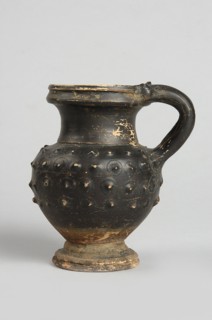 Black-finned oinochoe, decoration: in the upper half of the belly four rows of plastic knobs