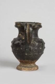 Black-finned oinochoe, Decoration: in the upper half of the belly 4 rows of plastic knobs applied