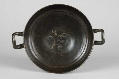 Kyliks, stamped decoration: at the bottom of the bowl, 3 radially arranged palmettes and 3 lotus